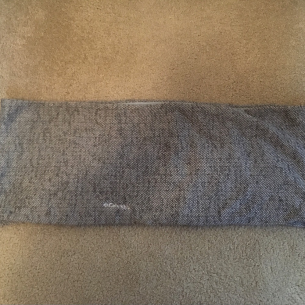 Columbia Optic Got it scarf grey and white herringbone. NWT.